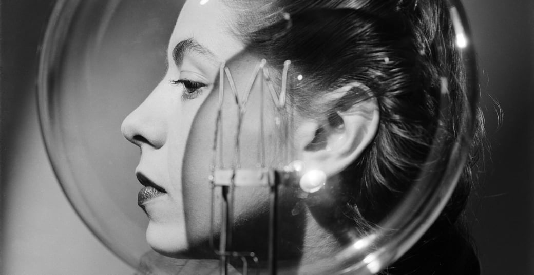 Copyright_LeeMillerArchives_Model_with_lightbulb_London_England_c1943_36ea5ed7e466ffc4574aef7dba0c2c85